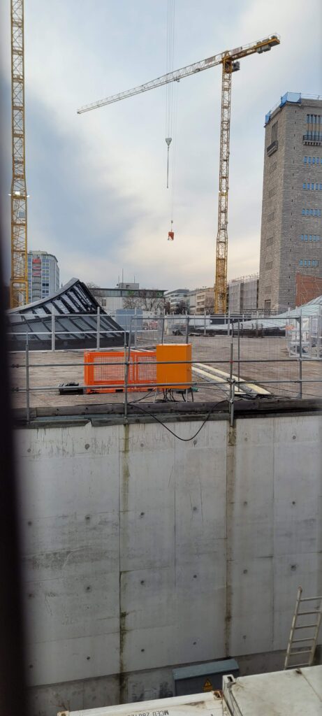 Beton und Kräne im Stuttgarter Panorama-Stadtbild