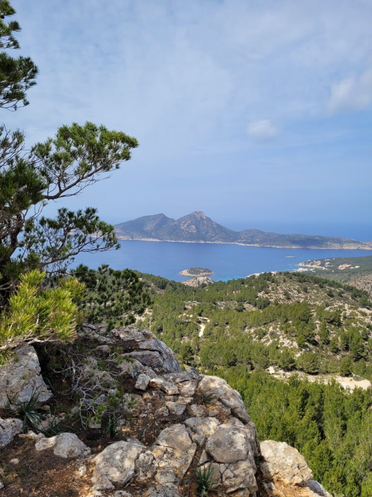 Der Blick über San Elm zur Insel Sa Dragonera