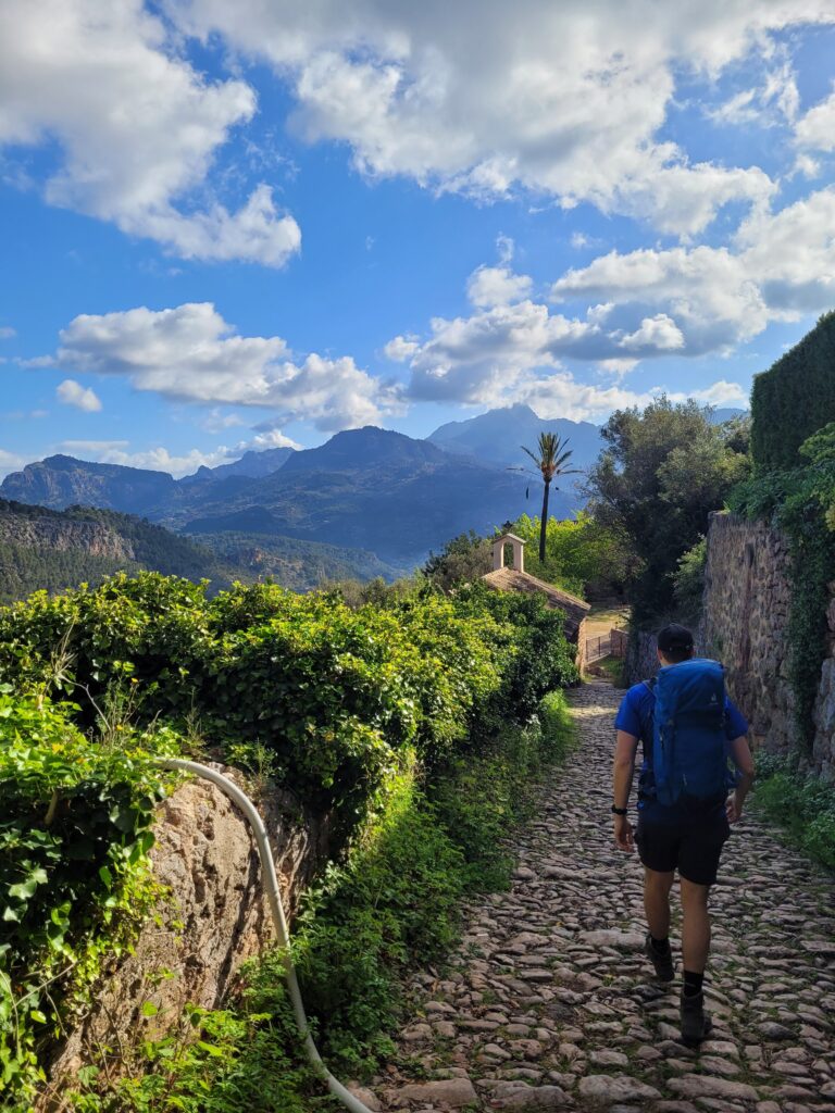 Der Weg zwischen Deià und Soller ist flach und angenehm gepflastert