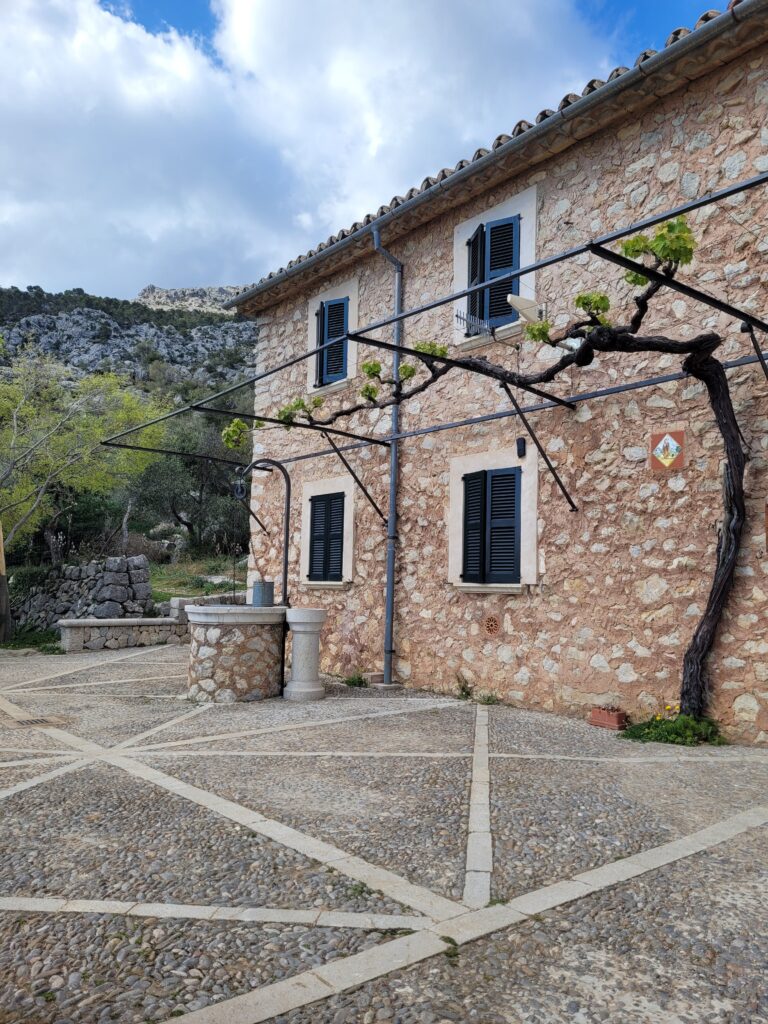 Eine Berghütte wie ich sie nicht aus den Alpen kenne: aus Stein um uns im Haus kühl zu halten.