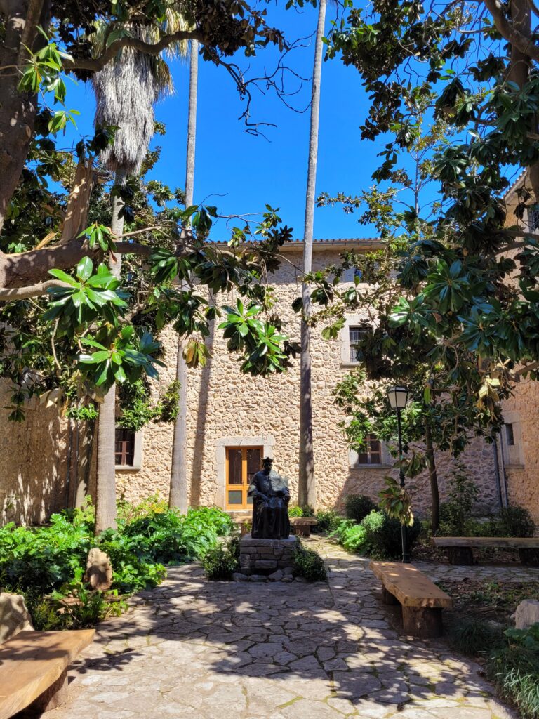 Wer noch Energie hat sollte sich einen Rundgang im Kloster Lluc nicht entgehen lassen.