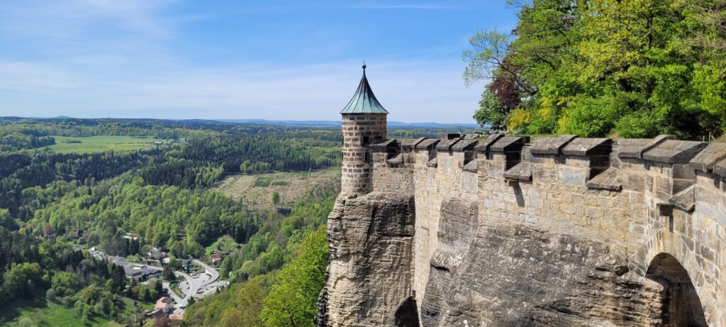 Die Burg Königstein scheint uneinnehmbar