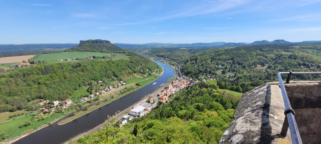 Der Blick hinab zur Elbe. Ich halte kurz inne, denn hier sind viele Soldaten in den Schlachten vor der Burg gefallen.