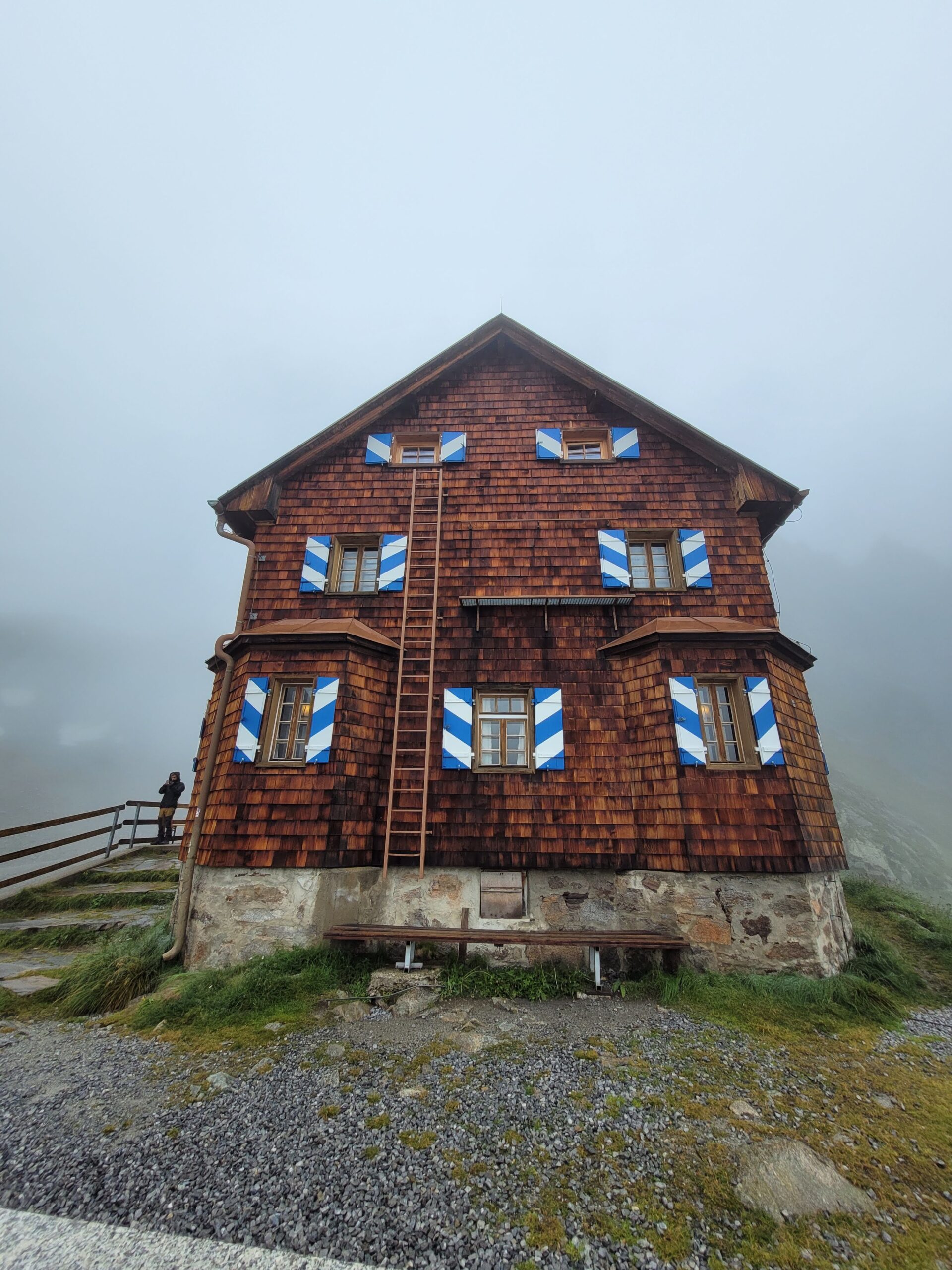 In einer mystischen Nebeldecke liegt die Saarbrücker Hütte heute. Dennoch bietet sie uns ein warmes Bett und leckeres Essen