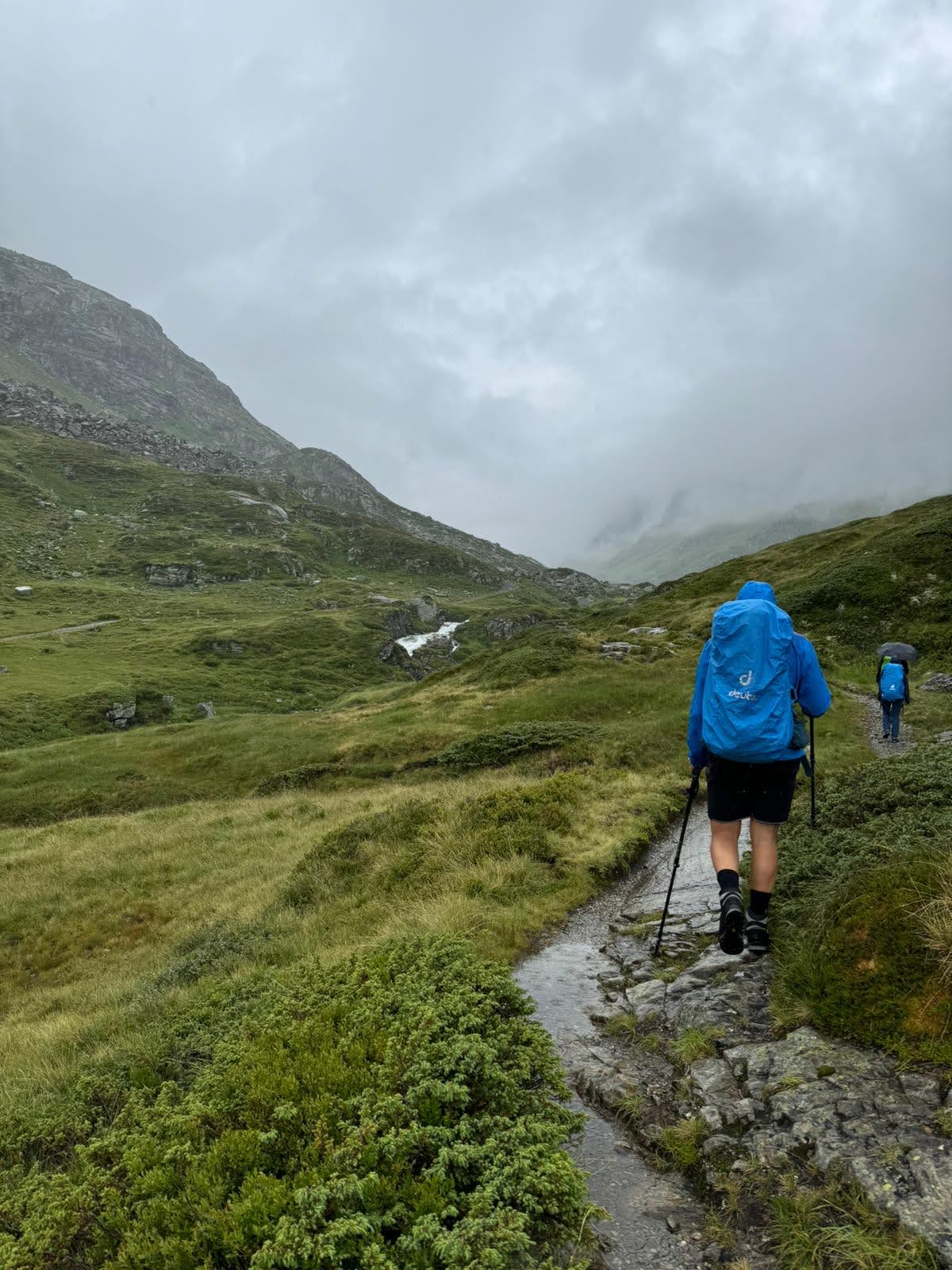 Auf nassen Wegen arbeiten wir uns weiter voran durch das Klostertal.