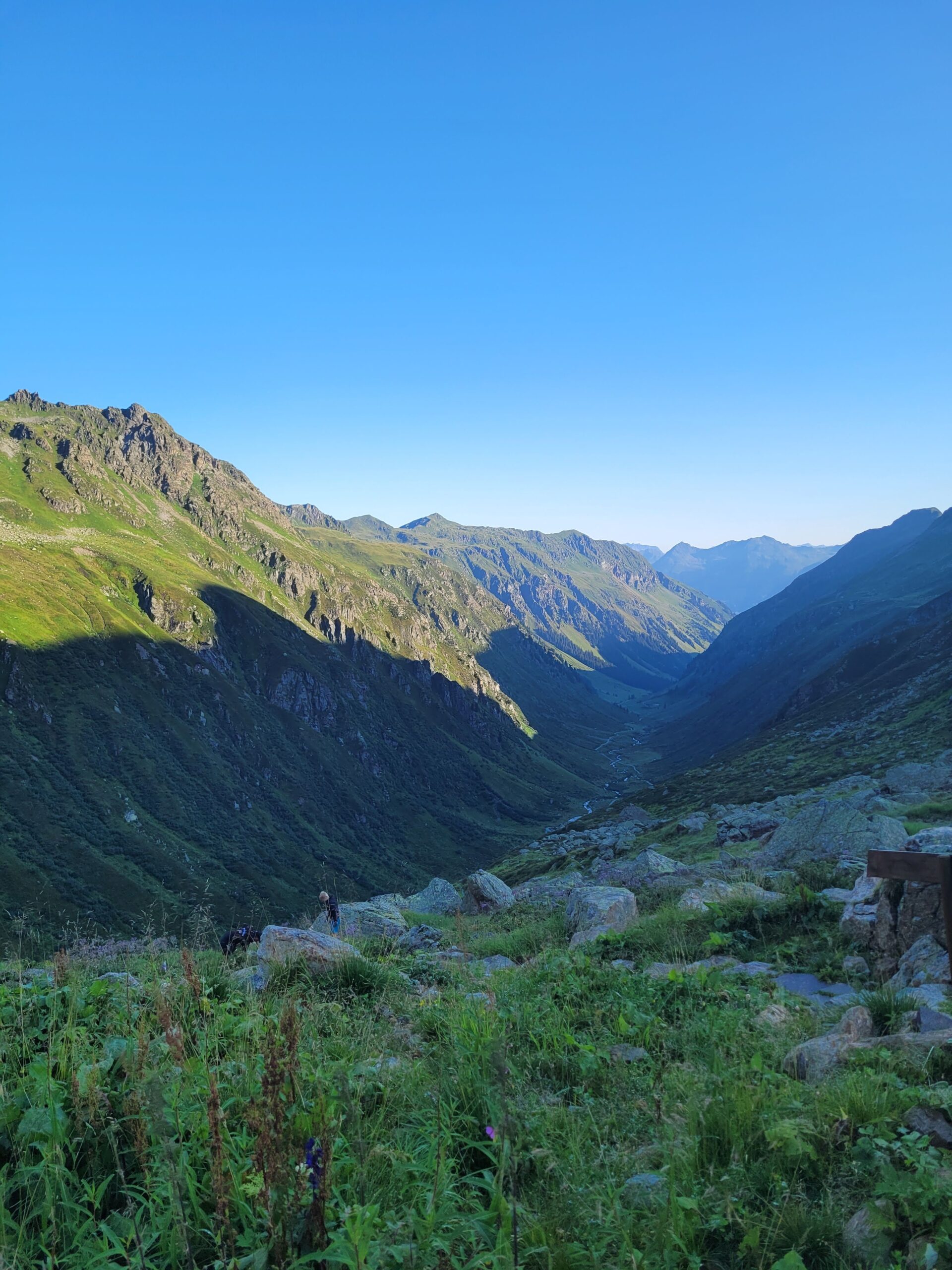 Das morgentliche Garneratal von der Tübinger Hütte